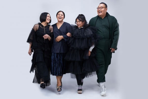 Para personil Rapot Podcast tampak berfoto dengan seru